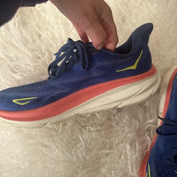 Hoka one one Clifton 9 wide- size 9.5 WIDE WIDTH - Picture 13 of 13